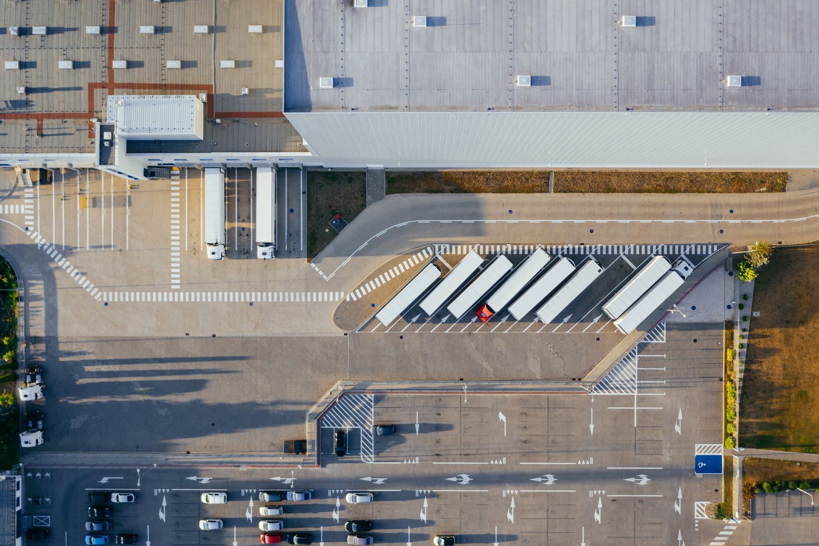 Luchtfoto van een modern distributiecentrum met vrachtwagens
