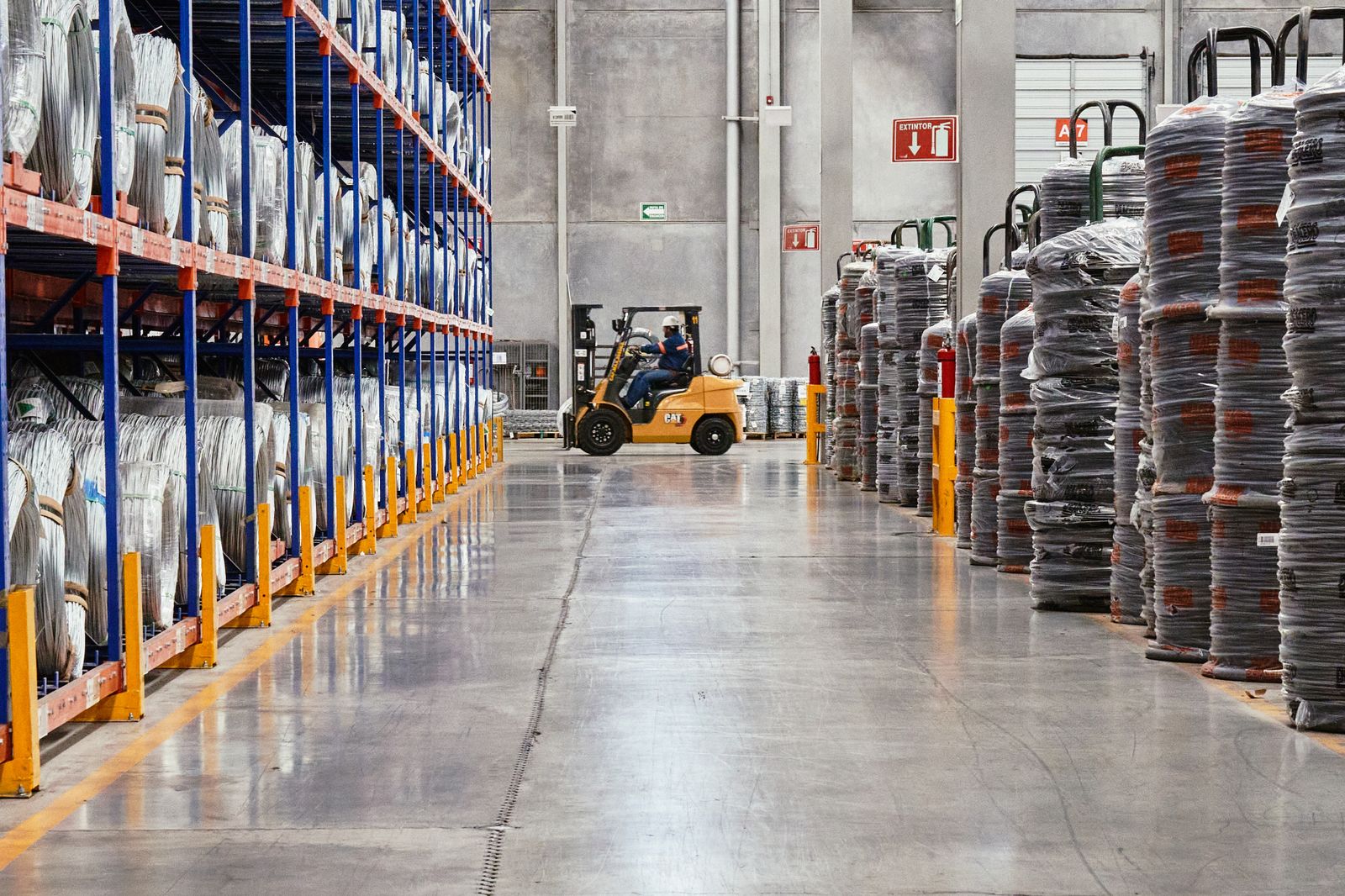 Magazijnmedewerker met heftruck in een modern distributiecentrum
